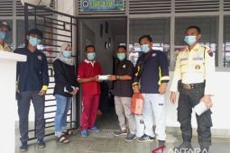 PT Timah bagikan ribuan masker ke warga Muntok yang terdampak asap