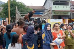 DPD Nasdem Sibolga bagi 450 karung beras di Aek Muara Pinang