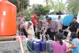 Polres Trenggalek gelar operasi gentong distribusikan air bersih