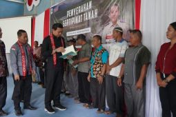 Masyarakat Desa Nanga Danau Kapuas Hulu terima 622 sertifikat tanah gratis
