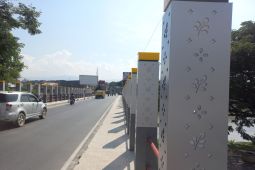 Tiang bermotif daun kelor dipasang di Jembatan 1 Kota Palu