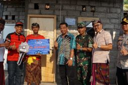 Pj Bupati Buleleng serahkan hasil bedah RTLH tekan kemiskinan ekstrem