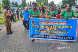 Mewujudkan kebhinnekaan melalui pawai budaya HUT ke-24 Papua Barat