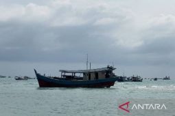 Ratusan kapal nelayan kandas di alur Pelabuhan Air Katung Bangka