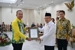 VP Amin hands over award to Tapin govt for stunting
