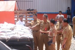 Pemkab Lampung Barat bagikan 4 ton beras untuk warga dua kecamatan