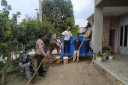 Polisi di Lampung Barat salurkan air bersih ke warga dan masjid