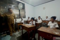 Siswa SD di Gorontalo belajar di ruang sempit usai kebakaran