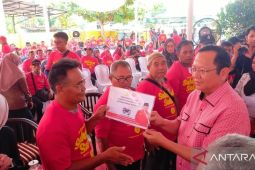 Ketua Komisi IV DPR RI salurkan bantuan alsintan ke petani di Metro