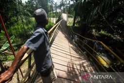 FOTO - Jembatan gantung penghubung kecamatan ambruk