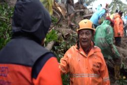 Bupati Gede Dana Tinjau Langsung Korban Tanah Longsor di Desa Tribuana