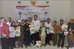 Pemkab Kapuas Hulu dan Bulog salurkan bantuan beras atasi kerawanan pangan