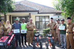 Pemkab Kuningan serahkan bantuan alsintan ke 23 kelompok petani