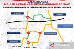 Polisi rekayasa lalin di Cibinong Kamis pagi saat Kirab Merah Putih