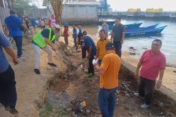ASN Pemkot Sorong bersihkan Kawasan Pantai Doom