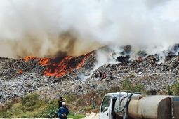 10 armada damkar dikerahkan padamkan kebakaran di TPA Suwung Kota Denpasar