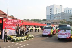 Polda Metro Jaya salurkan 120 ribu liter air bersih ke warga di Tangerang
