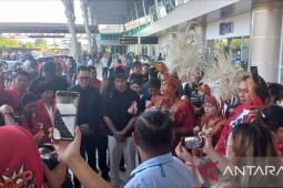 Ketum PSI tiba di Manado disambut tarian khas Minahasa