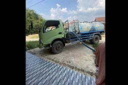 Warga mandi di masjid karena tiga hari air PDAM mati