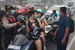 Polisi bagikan masker ke masyarakat di sekitar TPA Suwung