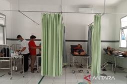 Belasan warga di Cianjur mendapat perawatan karena diduga keracunan makanan