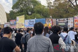 Pengunjung berburu kuliner Indonesia di Tokyo antri mengular