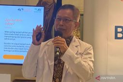 Mata juling dapat disembuhkan dengan kacamata dan operasi