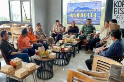 Pemadaman karhutla Gunung Lawu dengan "water bombing" dihentikan