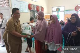 Pemkot Pangkalpinang kembali salurkan bantuan beras cadangan pangan di Kelurahan Taman Bunga