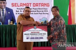 Papua Barat Daya serahkan dana hibah pendidikan tiga kampus