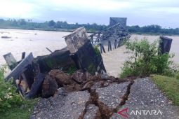 Jembatan di Nagan Raya ambruk diterjang arus sungai, ratusan warga terdampak
