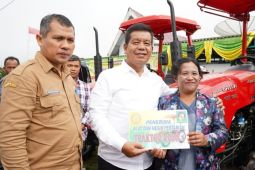 Dinas Pertanian Simalungun beri bantuan alat mesin pertanian kepada kelompok tani