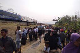 Tim gabungan evakuasi penumpang kereta yang kecelakaan di Kulon Progo