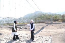 Khofifah: Jembatan gantung Kaliregoyo akses kebangkitan ekonomi