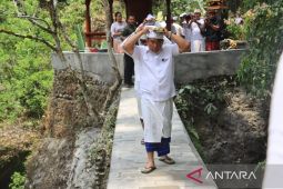 Bupati Jembrana dan kelian subak upacara mohon turun hujan