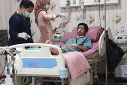 Korban kecelakaan kabel optik gunakan lubang buatan dileher