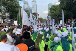 Ribuan pendukung Anies Muhaiman padati jalan menuju ke KPU
