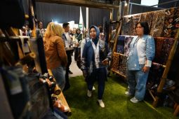 Batik kontemporer karya perajin Kota Mojokerto dipamerkan di JMFW 2024