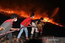 Sejumlah kendaraan ikut terbakar di TPA Rawa Kucing