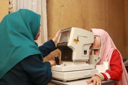 Sebanyak 5.000 kacamata baca gratis dibagikan di empat kota Jatim selama Oktober 2023