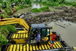 Pemkab HST datangkan dua unit "excavator" tanggulangi banjir