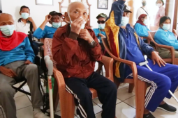 Relawan kenalkan sosok Ganjar lewat bakti sosial di panti jompo