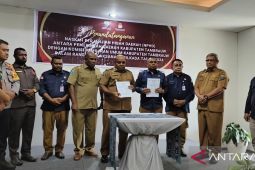 Pemkab Tambraw serahkan dana hibah pilkada Rp42 miliar pada KPU