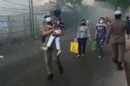 Dampak asap pekat kebakaran TPA Rawakucing, warga dievakuasi