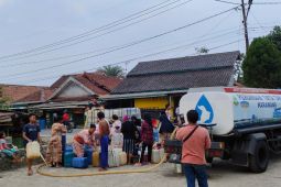 PDAM Tirta Tarum salurkan 507.000 liter air bersih ke daerah kekeringan di Karawang