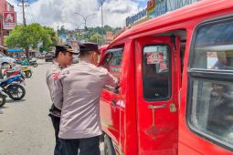 Polda Maluku membagi brosur imbauan Kamtibmas jelang Pemilu