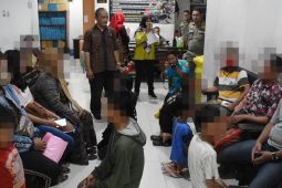 Satpol PP Surabaya gencar ingatkan bahaya pelajar "nggandol" truk