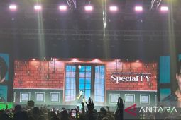 Taecyeon bawakan lagu "Hands Up" dan spesial lagu Tulus  untuk penggemar di Jakarta