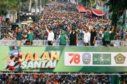 Menjadi santri kombinasi, berbudi pekerti serta berteknologi