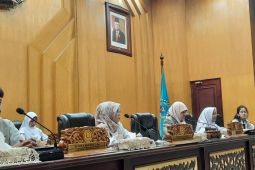 Pimpinan DPRD Surabaya ajak pelajar SMP simulasi rapat paripurna